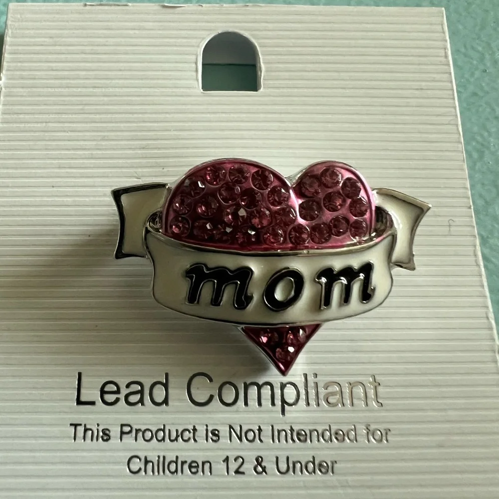 Mom Pink Crystal Heart Banner Pin 1.5 x 1 inch NIP - Picture 2 of 3